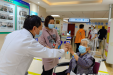 手指、电筒，眼科医生的“随身宝”