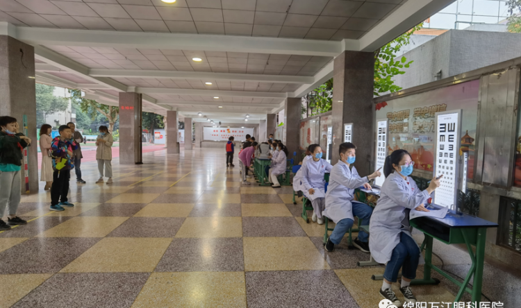 女生哭了！万江眼科医生说，不哭，“光散开了”不可怕！
