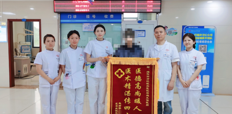 幾年后，鼻咽癌康復(fù)患者送錦旗感謝“確診”醫(yī)生