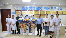 經(jīng)開區(qū)管委會(huì)戴順貴副主任帶隊(duì)來我院看望慰問一線護(hù)理工作者