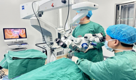 眼科学术会：梁远波教授指导我院青光眼团队演示“三重引流机制青光眼引流器植入”新技术