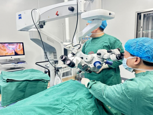 眼科学术会：梁远波教授指导我院青光眼团队演示“三重引流机制青光眼引流器植入”新技术