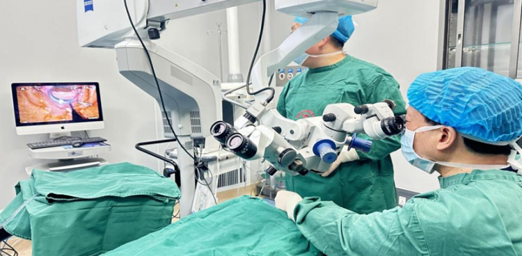 眼科學(xué)術(shù)會：梁遠波教授指導(dǎo)我院青光眼團隊演示“三重引流機制青光眼引流器植入”新技術(shù)