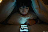 长期熬夜、关灯看手机，可能损伤眼底
